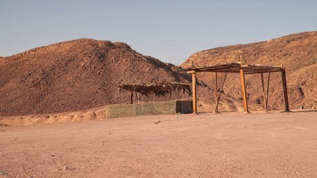 Ein Vordach vor der Sonne in einer leblosen Wüste. Ägypten auf dem Sinai
