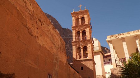 La torre en el fondo de las montañas en el monasterio de Santa Catalina. Sinaí Egipto