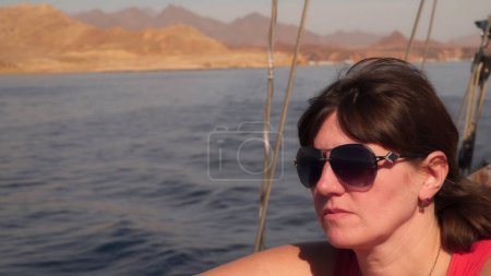 Porträt einer jungen Frau. Eine Frau segelt auf einer Jacht vor dem Hintergrund des Sinai-Gebirges