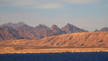 Die Küste des Roten Meeres auf der Sinai-Halbinsel. Blick vom Meer. Das Sinai-Gebirge zeichnet sich ab