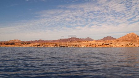 Die Küste des Roten Meeres. Vor dem Hintergrund des Sinai.