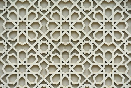 Patrón de geometría islámica hecho de hormigón de refuerzo de fibra molida utilizado como decoración de pared de fachada de edificio. 