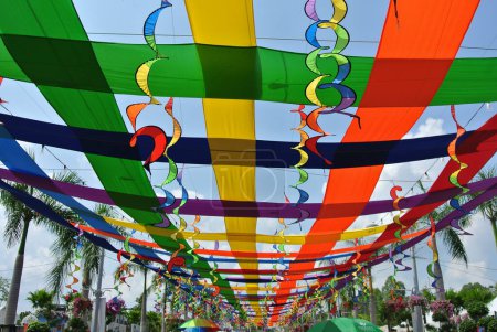 Foto de PUTRAJAYA, MALASIA - 1 DE JUN DE 2015: Un colorido arco a la entrada del recinto ferial saluda a los visitantes al festival anual Putrajaya Floral - Imagen libre de derechos