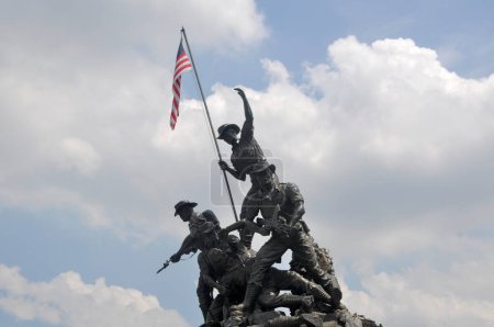 Téléchargez les photos : KUALA LUMPUR, MALAISIE - 15 MAI 2016 : Tugu Negara ou monument national est un monument commémoratif pour ceux qui sont morts pendant la Seconde Guerre mondiale et l'urgence malaisienne. - en image libre de droit