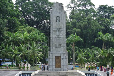 Téléchargez les photos : KUALA LUMPUR, MALAISIE - 15 MAI 2016 : Tugu Negara ou monument national est un monument commémoratif pour ceux qui sont morts pendant la Seconde Guerre mondiale et l'urgence malaisienne. - en image libre de droit