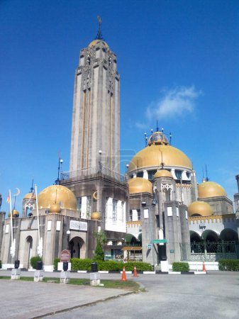 Foto de SELANGOR, MALASIA 21 DE AGOSTO DE 2014: Mezquita Sulaiman Sulaiman en Klang, Selangor, Malasia. Era una mezquita real de Selangor y se inauguró oficialmente en 1934. - Imagen libre de derechos