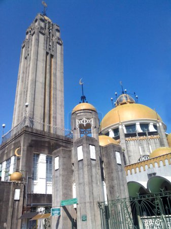 Foto de SELANGOR, MALASIA 21 DE AGOSTO DE 2014: Mezquita Sulaiman Sulaiman en Klang, Selangor, Malasia. Era una mezquita real de Selangor y se inauguró oficialmente en 1934. - Imagen libre de derechos