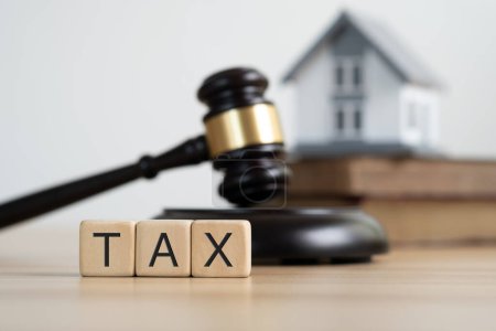 Steuerhauskonzept. Immobilienrecht. Steuern und Gewinne, um in Immobilien und Eigenheime zu investieren..
