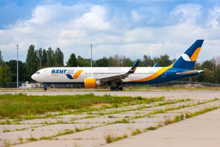 Foto de Boryspil, Ucrania - 13 de agosto de 2020: El avión Boeing 767-300ER (UR-AZK) de Azur Air Ukraine se encuentra en el Aeropuerto Internacional de Boryspil - Imagen libre de derechos