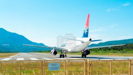 Téléchargez les photos : Tivat, Monténégro - 3 juillet 2021 : Avion Airbus A320 (YU-APH) d'AirSerbia circule au sol pour le décollage à l'aéroport de Tivat - en image libre de droit