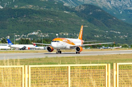 Téléchargez les photos : Tivat, Monténégro - 3 juillet 2021 : Avion Airbus A320 (HB-JXI) d'Easyjet à l'aéroport de Tivat - en image libre de droit