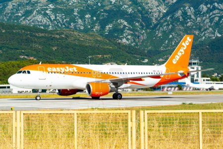 Téléchargez les photos : Tivat, Monténégro - 3 juillet 2021 : Avion Airbus A320 (HB-JXI) d'Easyjet à l'aéroport de Tivat - en image libre de droit
