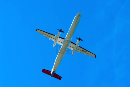 Téléchargez les photos : Tivat (Monténégro) - 3 juillet 2021 : L'avion Bombardier Dash 8 Q-400 (LX-LGF) de Luxair décolle de l'aéroport de Tivat - en image libre de droit