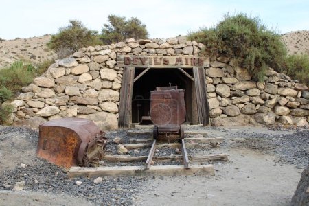Téléchargez les photos : Abandoned mine in the American wild west - en image libre de droit