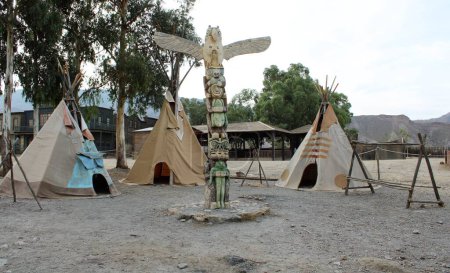 Téléchargez les photos : Tipis and totem of Native American culture - en image libre de droit