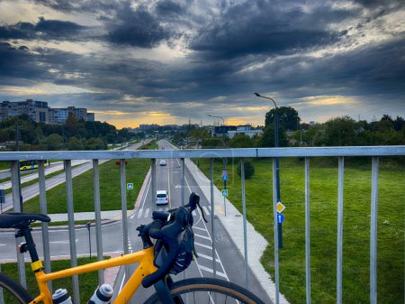 Bicicleta de grava en el parque de la ciudad en la temporada de verano