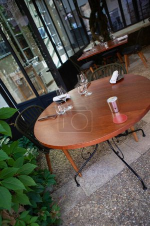 Téléchargez les photos : Table dans un restaurant élégant - en image libre de droit