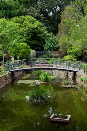 Photo pour Pont en bois dans un jardin français - image libre de droit