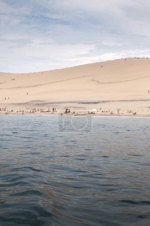 Téléchargez les photos : Figures miniatures sur le sable de la dune - en image libre de droit