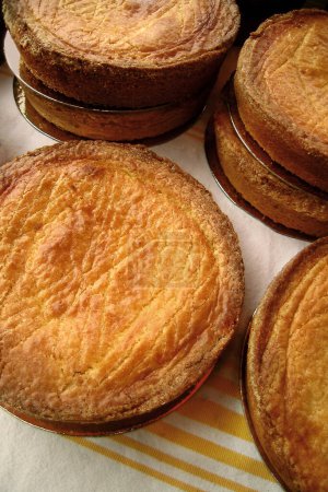 Photo pour Gâteau basque français sur la stalle d'une pâtisserie - image libre de droit