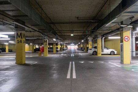 Téléchargez les photos : Marquages routiers dans le parking souterrain pour les voitures. Photo de haute qualité - en image libre de droit