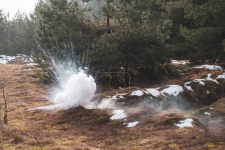 Téléchargez les photos : Une grenade explose sur le bord de la tranchée. La guerre. Ukraine. Photo de haute qualité - en image libre de droit