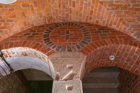 Téléchargez les photos : La croix est bordée de briques au-dessus de la porte dans une ancienne maison du XVIIIe siècle. Photo de haute qualité - en image libre de droit