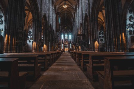 Téléchargez les photos : Majestic hall, benches and ceiling of the ancient Gothic cathedral in Nuremberg, Germany. High quality photo - en image libre de droit