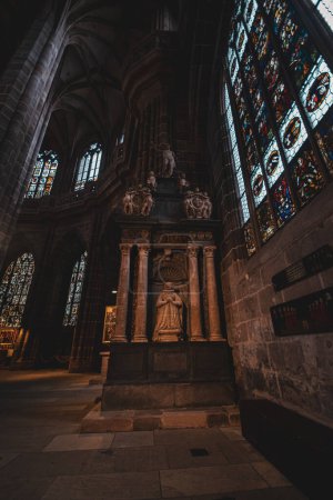 Téléchargez les photos : Majestic altar, walls, stained glass windows of the ancient Gothic Catholic Cathedral of Nuremberg, Germany. High quality photo - en image libre de droit