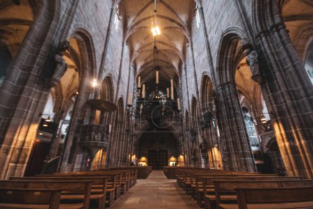 Téléchargez les photos : Majestic hall, benches and ceiling of the ancient Gothic cathedral in Nuremberg, Germany. High quality photo - en image libre de droit