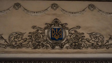Téléchargez les photos : Armoiries de l'Ukraine sur le mur avec un vieux moule de motif. Photo de haute qualité - en image libre de droit