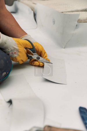 Téléchargez les photos : Worker specialized in mounting PVC membranes, TPO in the process of installing a water resistant - en image libre de droit