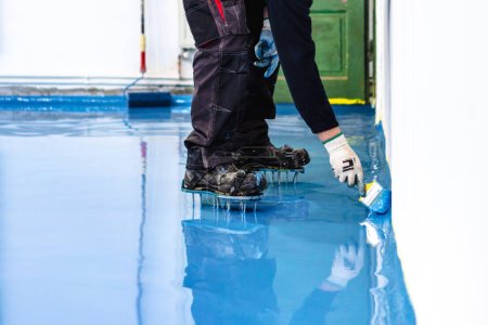 Téléchargez les photos : Self leveling blue epoxy floor in the gym - en image libre de droit