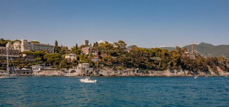 Foto de SANTA MARGHERITA LIGURE, ITALIA - Costa del Mar de Liguria en Santa Margherita Ligure, que es popular destino turístico en verano - Imagen libre de derechos