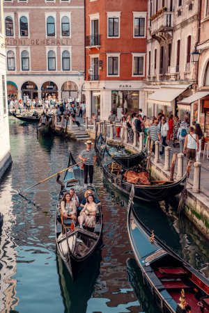 Téléchargez les photos : Gondoles glissent gracieusement à travers des canaux étroits, tissant passé vibrant, maisons colorées, créant une scène captivante dans la charmante ville de Venise - en image libre de droit