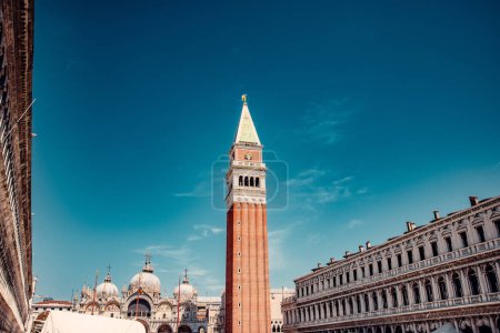 Téléchargez les photos : La vibrante Piazza San Marco de Venise, sans personne, offre un mélange captivant de splendeur architecturale, de richesse culturelle et d'atmosphère animée - en image libre de droit