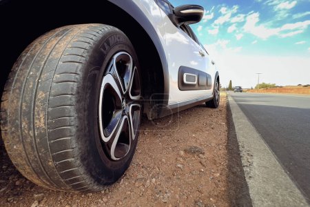 Foto de Citroen C3 coche estacionado en la carretera - Imagen libre de derechos