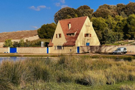 Téléchargez les photos : Une vieille maison en pierre avec toit en tuiles rouges dans une zone rurale - en image libre de droit