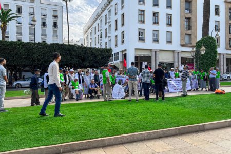 Téléchargez les photos : Groupe de manifestants de la guerre du Sahara protestant devant le Parlement marocain à Rabat - en image libre de droit