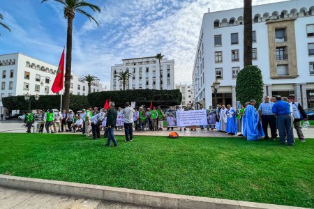 Téléchargez les photos : Groupe de manifestants de la guerre du Sahara protestant devant le Parlement marocain à Rabat - en image libre de droit