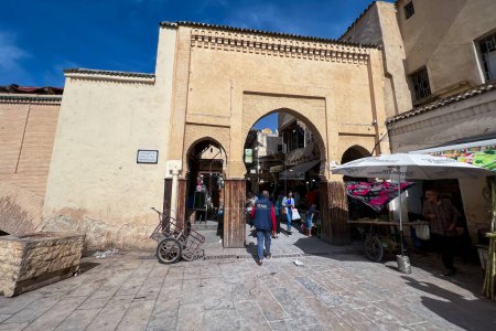 Foto de Gente caminando cerca de la entrada de la puerta de Rcif en Fez - Imagen libre de derechos