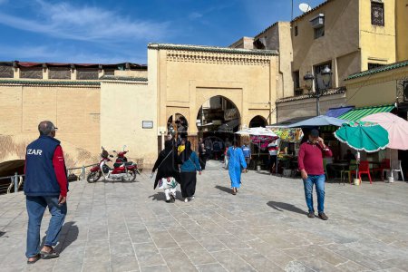 Foto de Gente caminando cerca de la entrada de la puerta de Rcif en Fez - Imagen libre de derechos