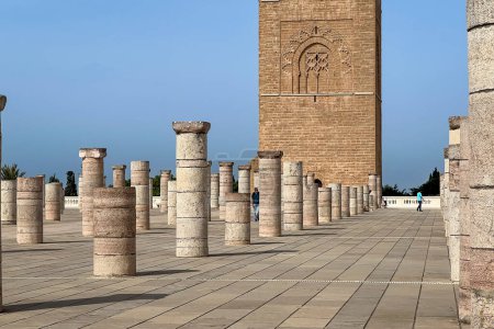 Téléchargez les photos : Personnes visitant la Tour Hassan et les colonnes à Rabat, Maroc - en image libre de droit