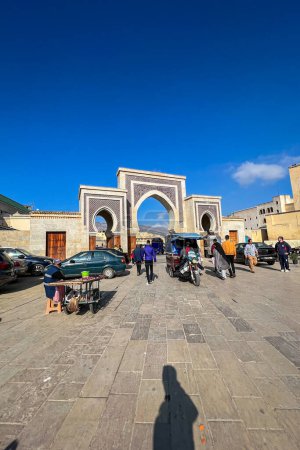 Foto de People walking by Bab Rcif in the old town of Fes, Morocco - Imagen libre de derechos