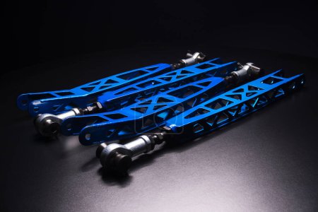 Téléchargez les photos : Leviers arrière bleus sur un projet personnalisé de voiture de dérive sportive - en image libre de droit