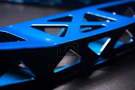 Téléchargez les photos : Leviers arrière bleus sur un projet personnalisé de voiture de dérive sportive - en image libre de droit