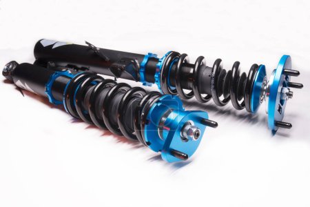 Téléchargez les photos : Auto suspension tuning coilovers amortisseurs et ressorts bleu pour une voiture de sport dérive sur un fond sombre - en image libre de droit