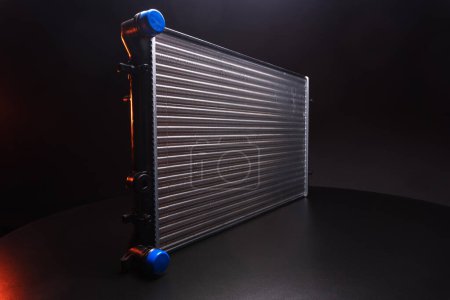 Foto de Un nuevo radiador de aluminio para la refrigeración anticongelante en el motor del coche - Imagen libre de derechos