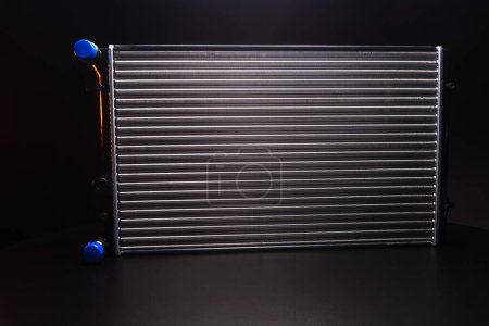 Foto de Un nuevo radiador de aluminio para la refrigeración anticongelante en el motor del coche - Imagen libre de derechos