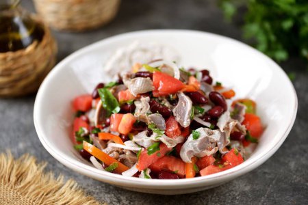 Téléchargez les photos : Salade saine de gésiers de poulet avec poivrons, tomates, oignons doux, haricots rouges et coriandre. - en image libre de droit